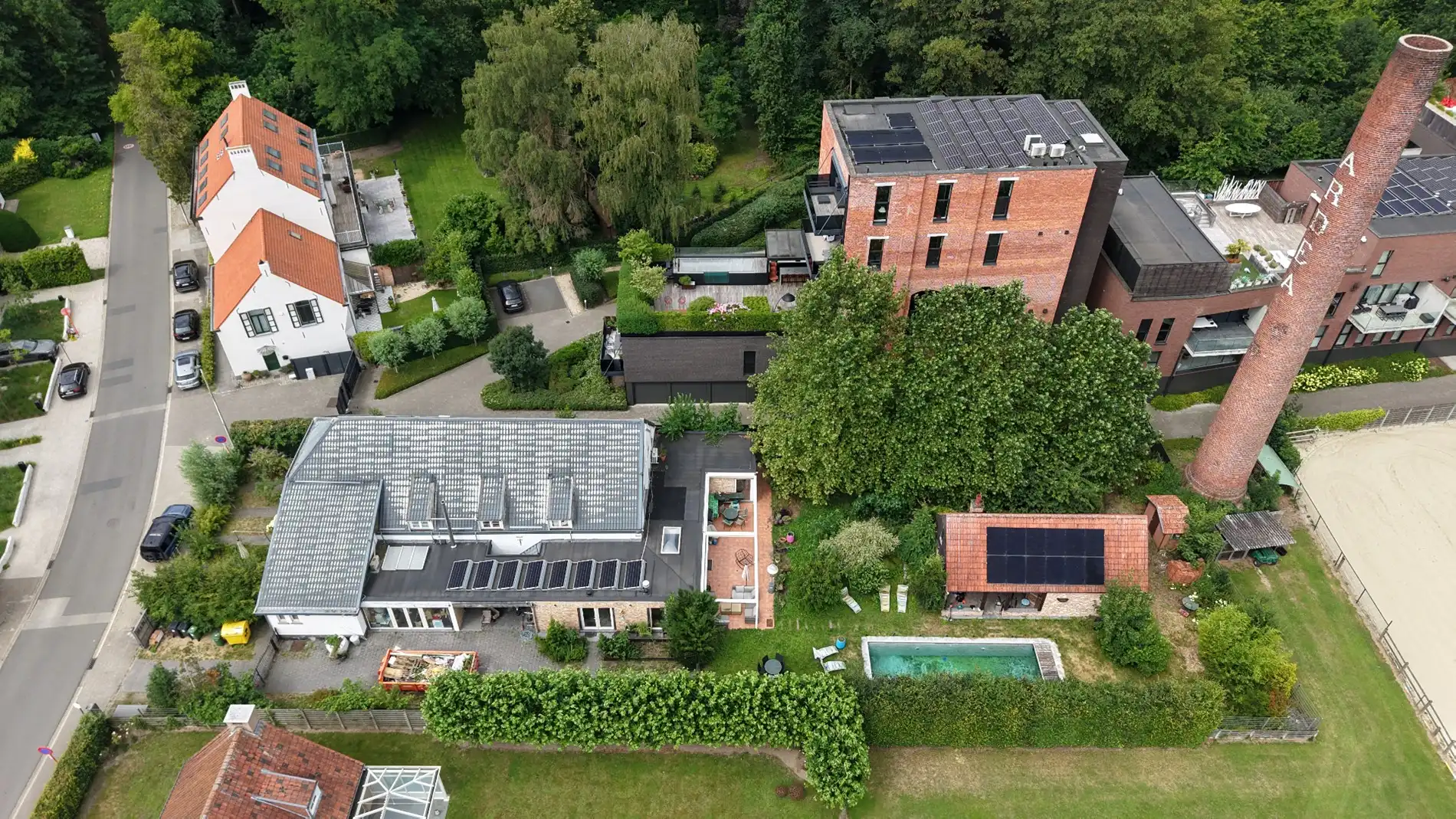 Zeer ruime woning (8 slpk + 8 badkamers) op een perceel van ca. 1.522 m² te Wijnegem/grens Schilde foto 3