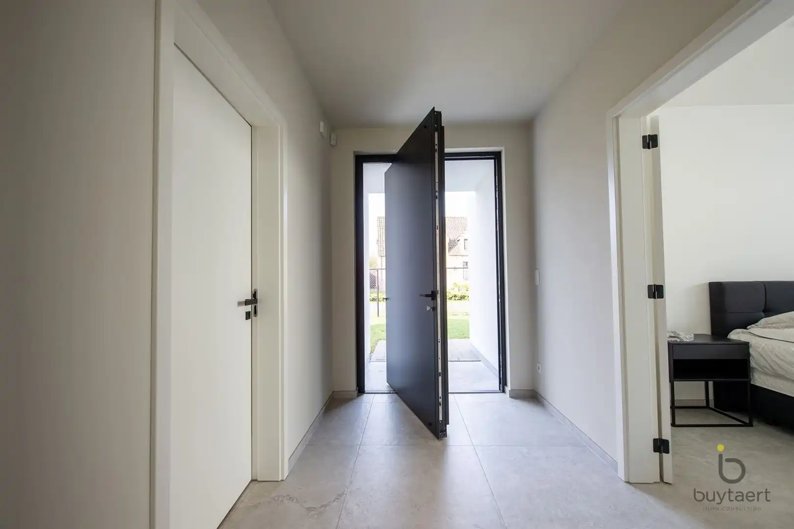 Knappe GELIJKVLOERSE villa + bijgebouw te Halle! foto 5