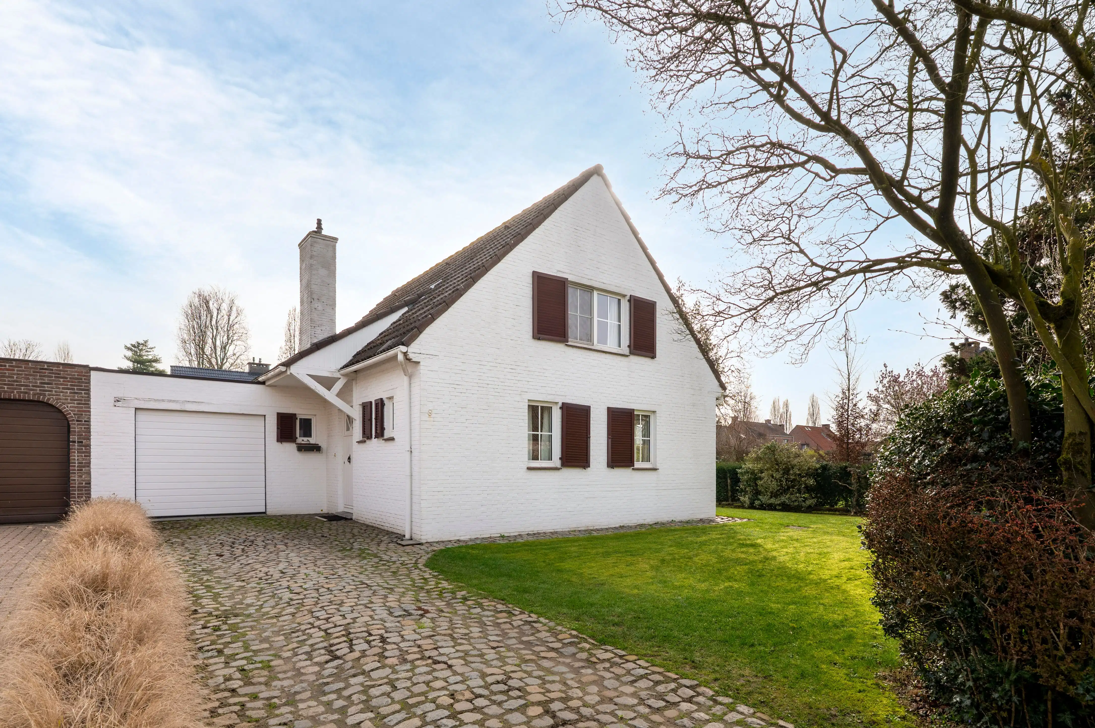 Hoofdfoto van de publicatie: Charmant landhuis met zonnige tuin in rustige woonwijk te Ekeren!