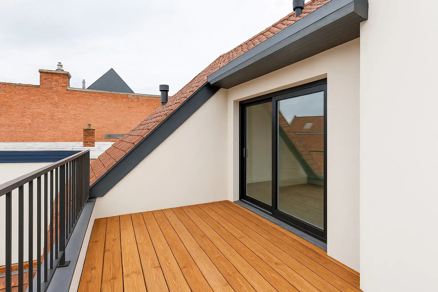 Prachtig appartement met lichtrijke ruimtes, twee slaapkamers en terras foto 3