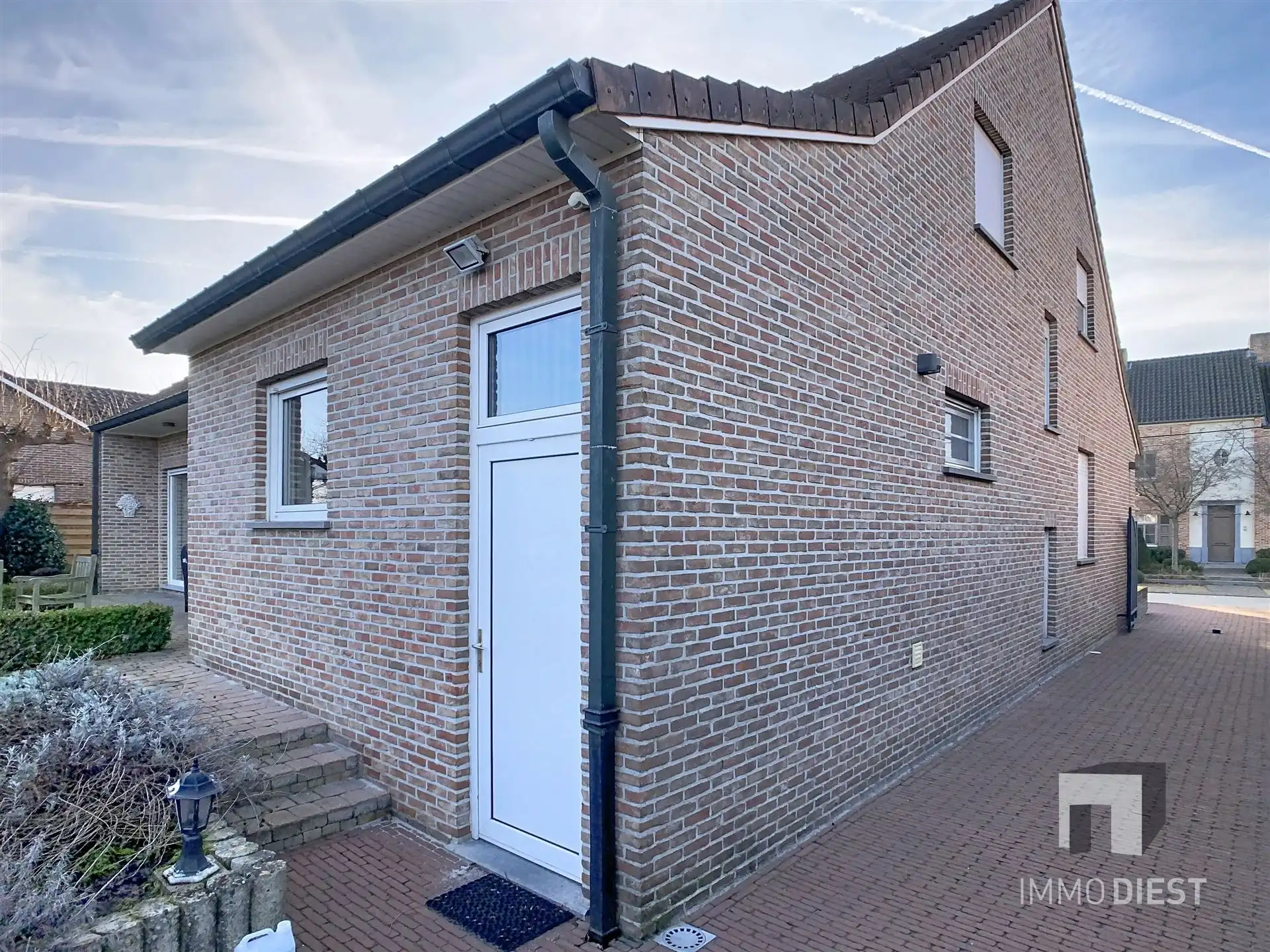 Energiezuinige en prima onderhouden gezinswoning met 4/5 slaapkamers en zwembad op 10 are. foto 51