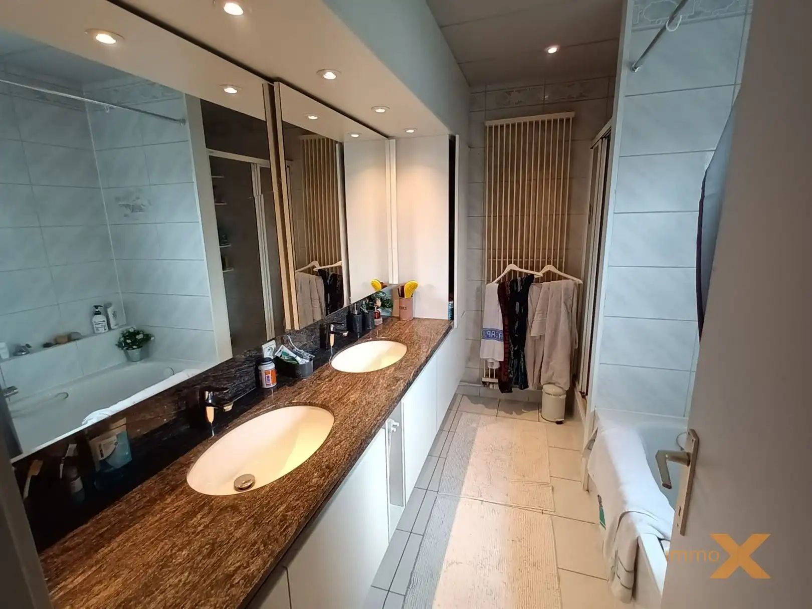 INTAPKLARE CHARMANTE WONING MET 3 SLPKS foto 15