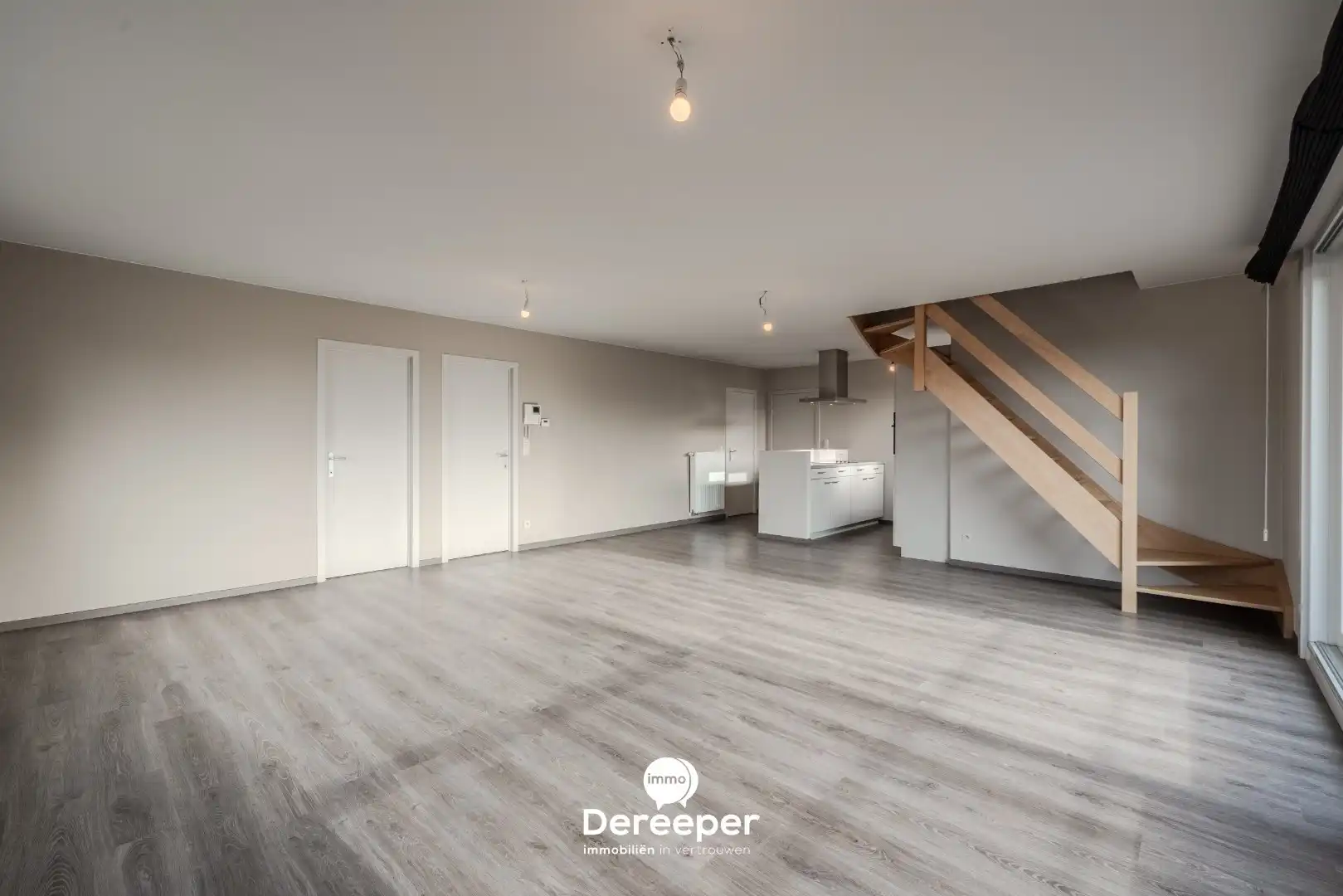 Modern en ruim duplexappartement met 3 slaapkamers in het centrum van Zerkegem foto 2