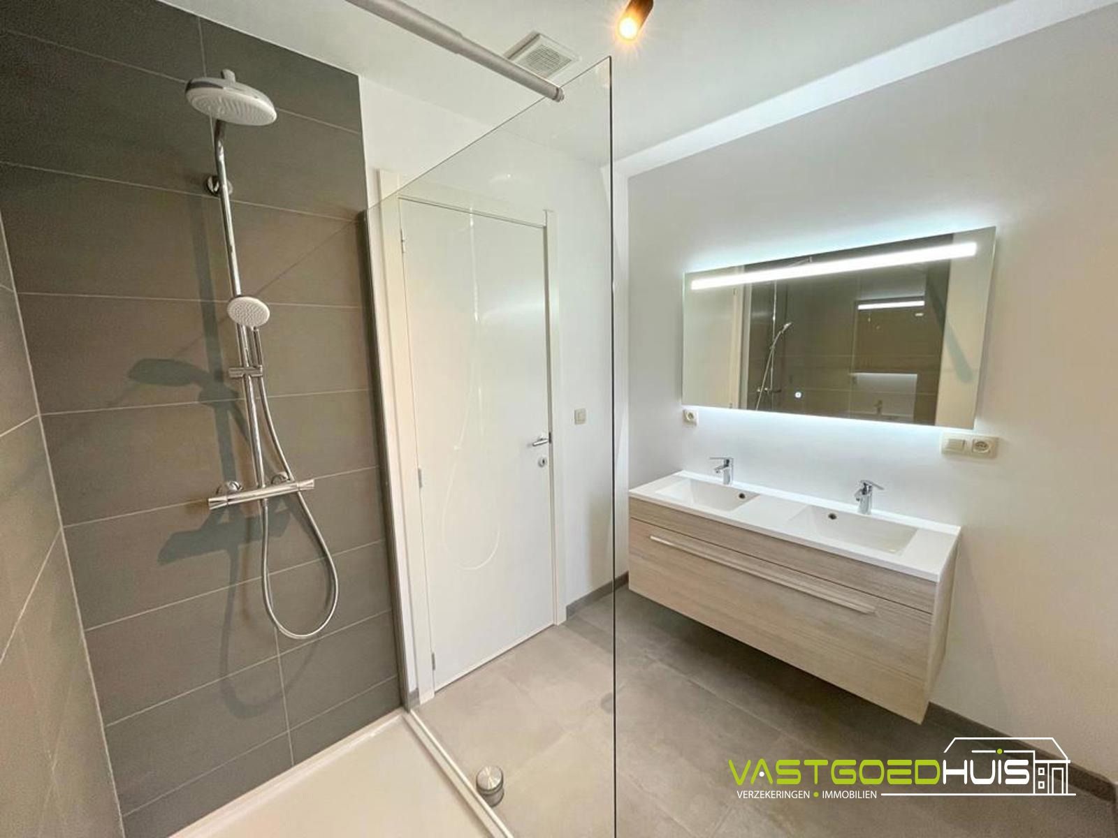 Appartement met 2 slaapkamers, terras en autostaanplaats! foto 15