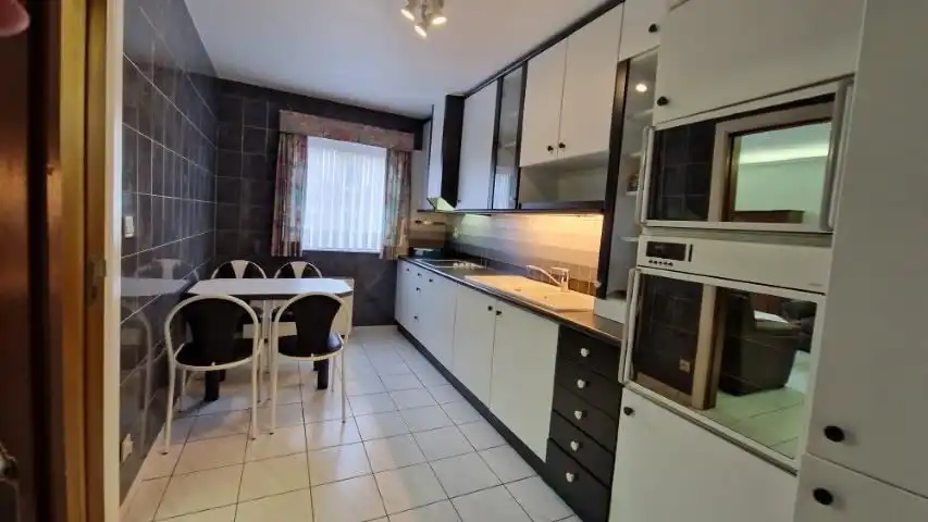 Praktisch ingericht en ruim APPARTEMENT met 2 slaapkamers, mooie leefruimten en garage in centrum van Tienen. foto 14