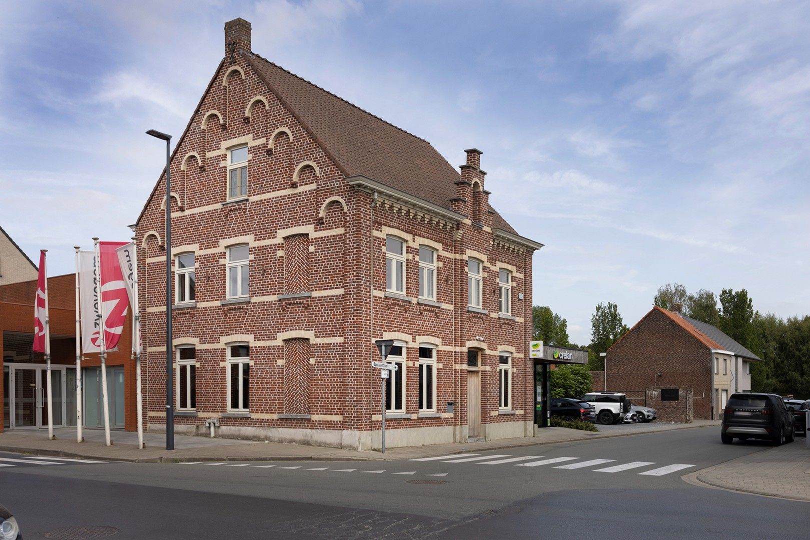 Kantoor-, praktijk- of winkelruimte met 2 verhuurde app. foto {{pictureIndex}}