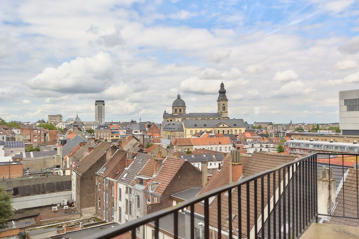 Exclusief en luxueus appartement met groot inpandig terras, drie slaapkamers, twee badkamers en ruime bureau foto 31