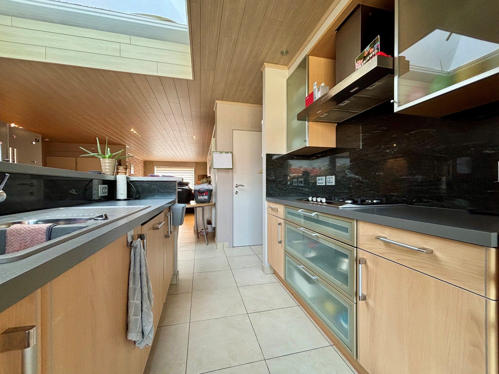 Lichtrijke woning met 4 slaapkamers en dubbele garage in Kuurne! foto 6