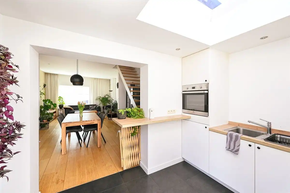 Leuke (starters)woning met zij-ingang foto 9