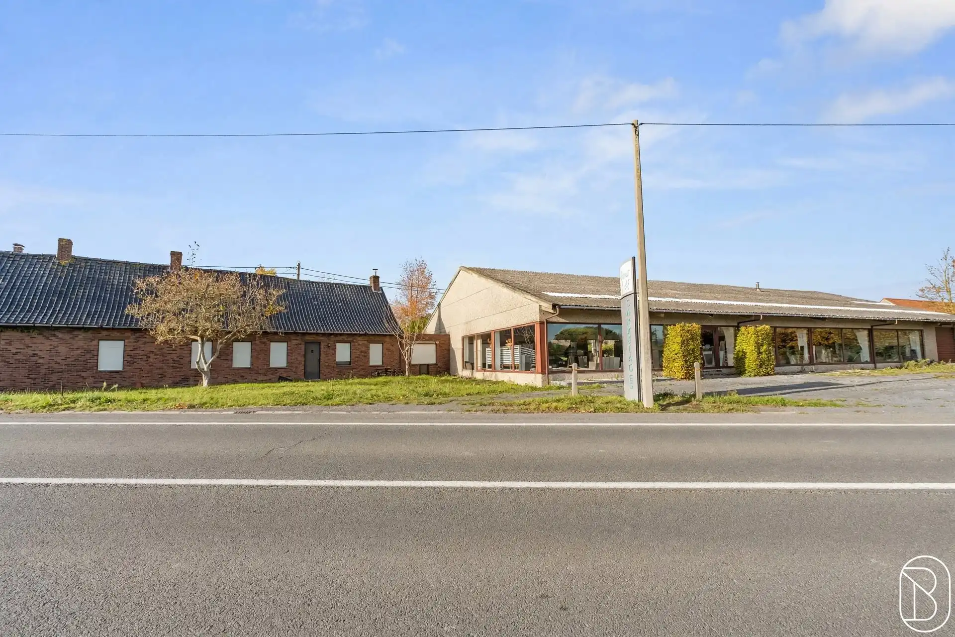 Commercieel gebouw van 750 m² met woning en parking. foto 2