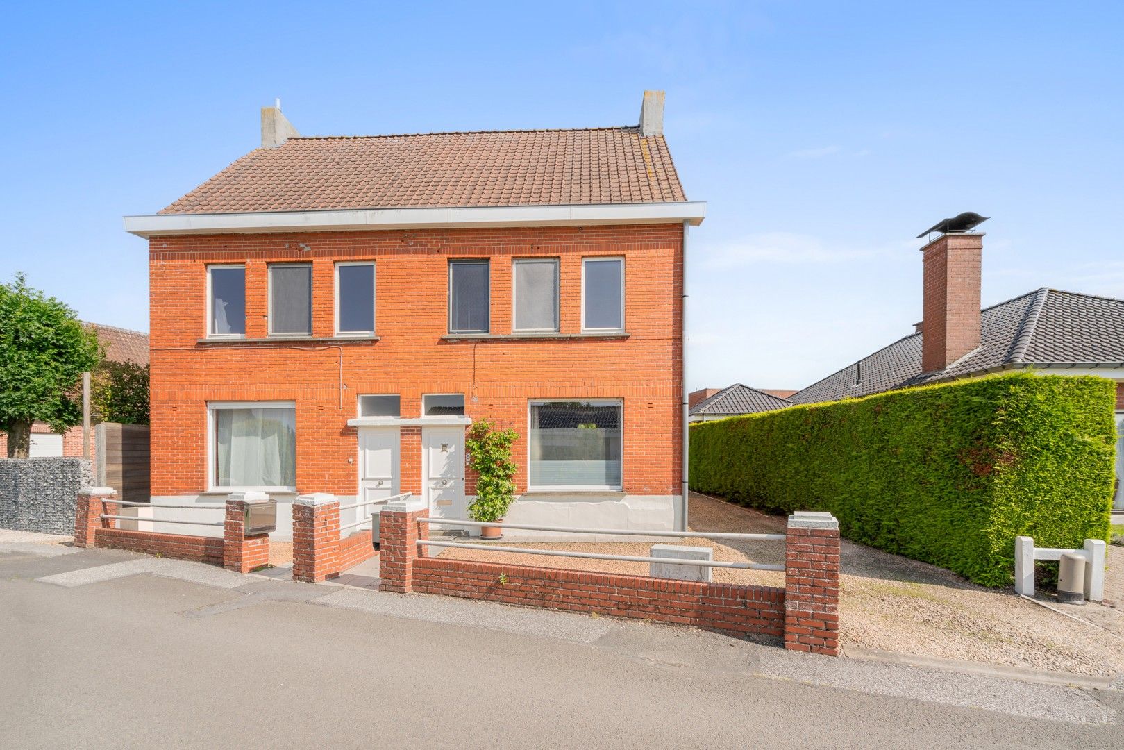Halfopen woning met tuin en garages in het centrum van Nevele! foto 2