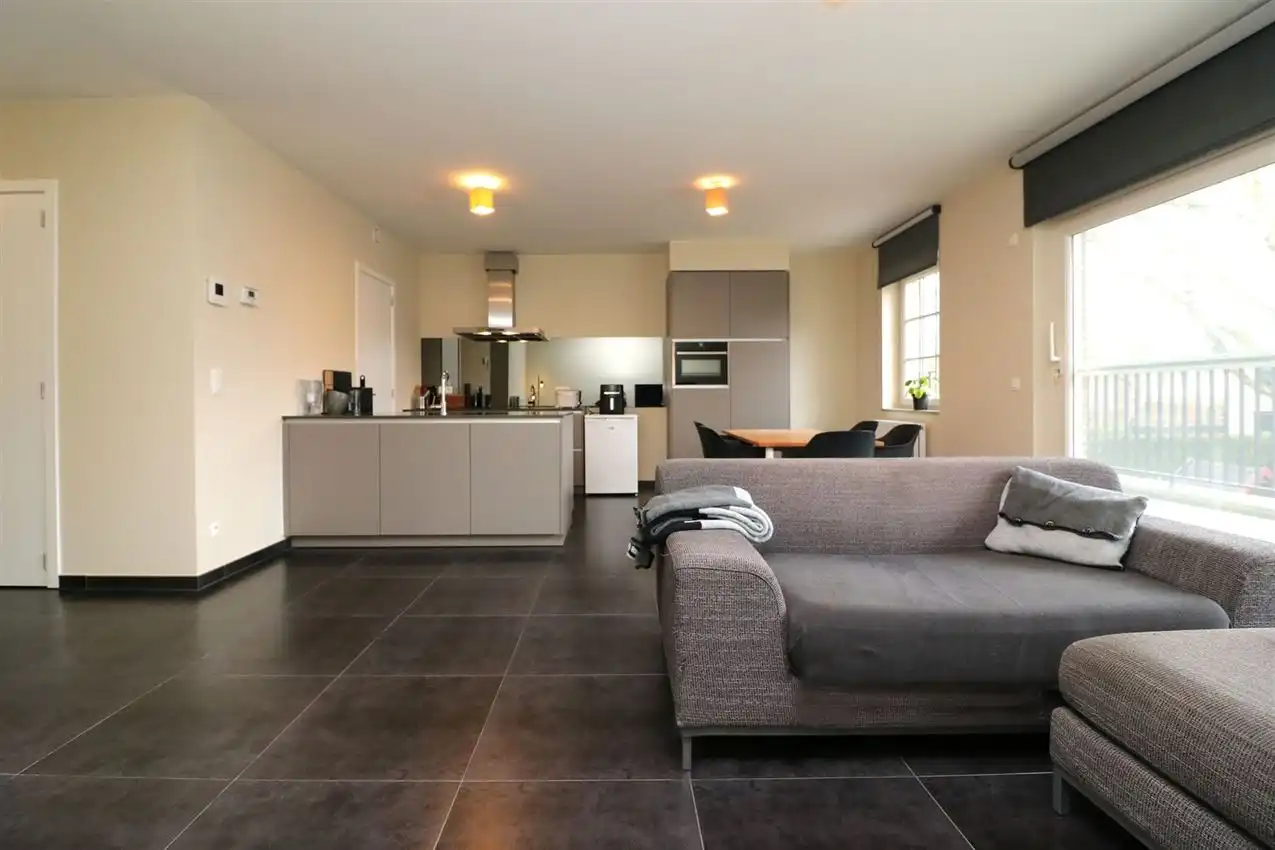 App. met 2 slpk., terras en autostaanplaats, rustig gelegen foto 6