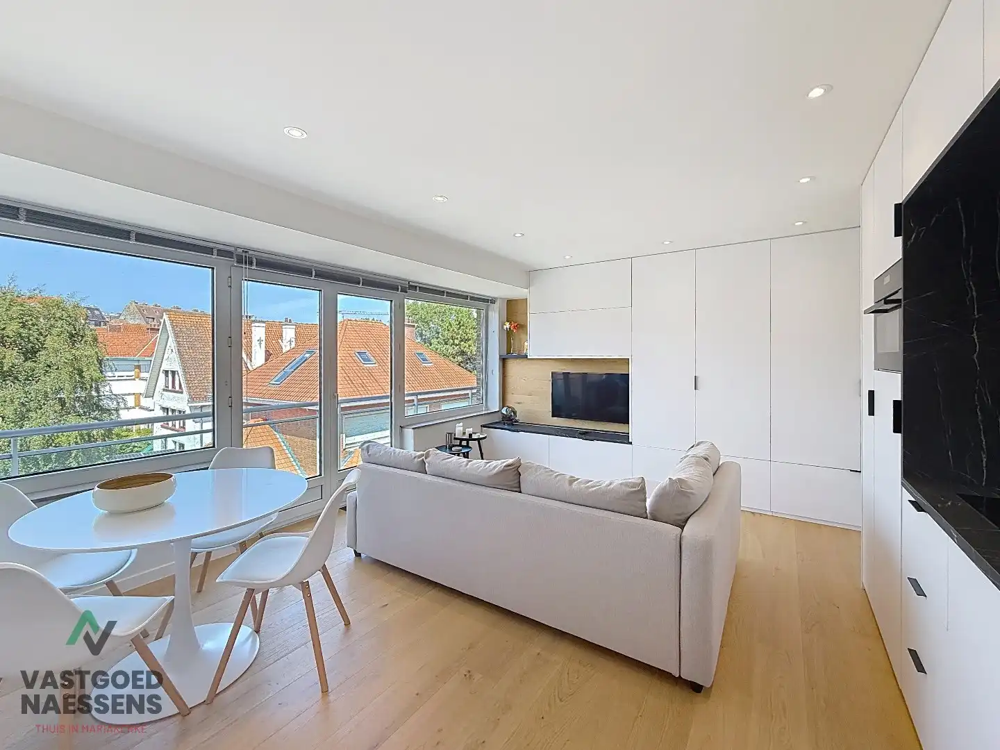 SCHITTEREND VERNIEUWDE STUDIO MET SLAAPHOEK VLAKBIJ ZEEDIJK  foto {{pictureIndex}}