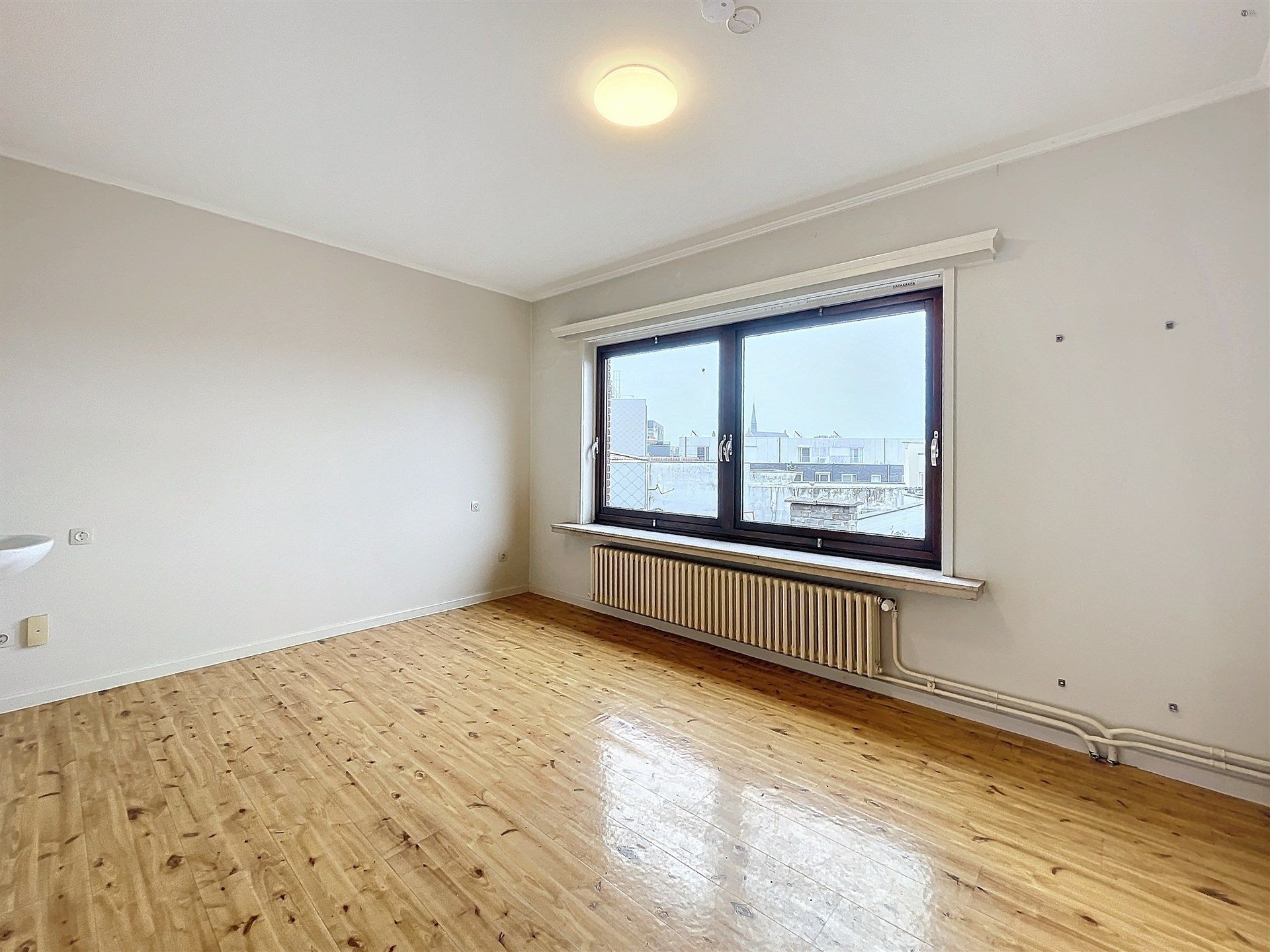 Riant huis (426m²) met 6 slaapkamers en dubbele garage nabij het centrum. foto 17