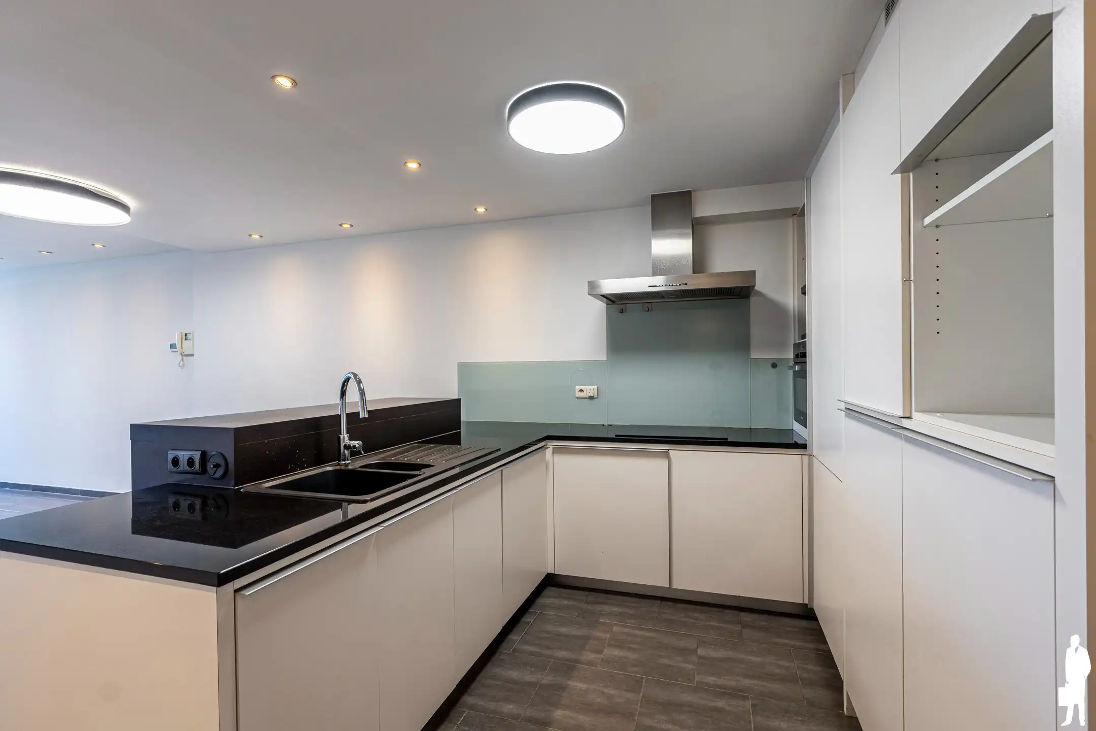 Ruim appartement met 2 slaapkamers, parking en groot terras foto 6