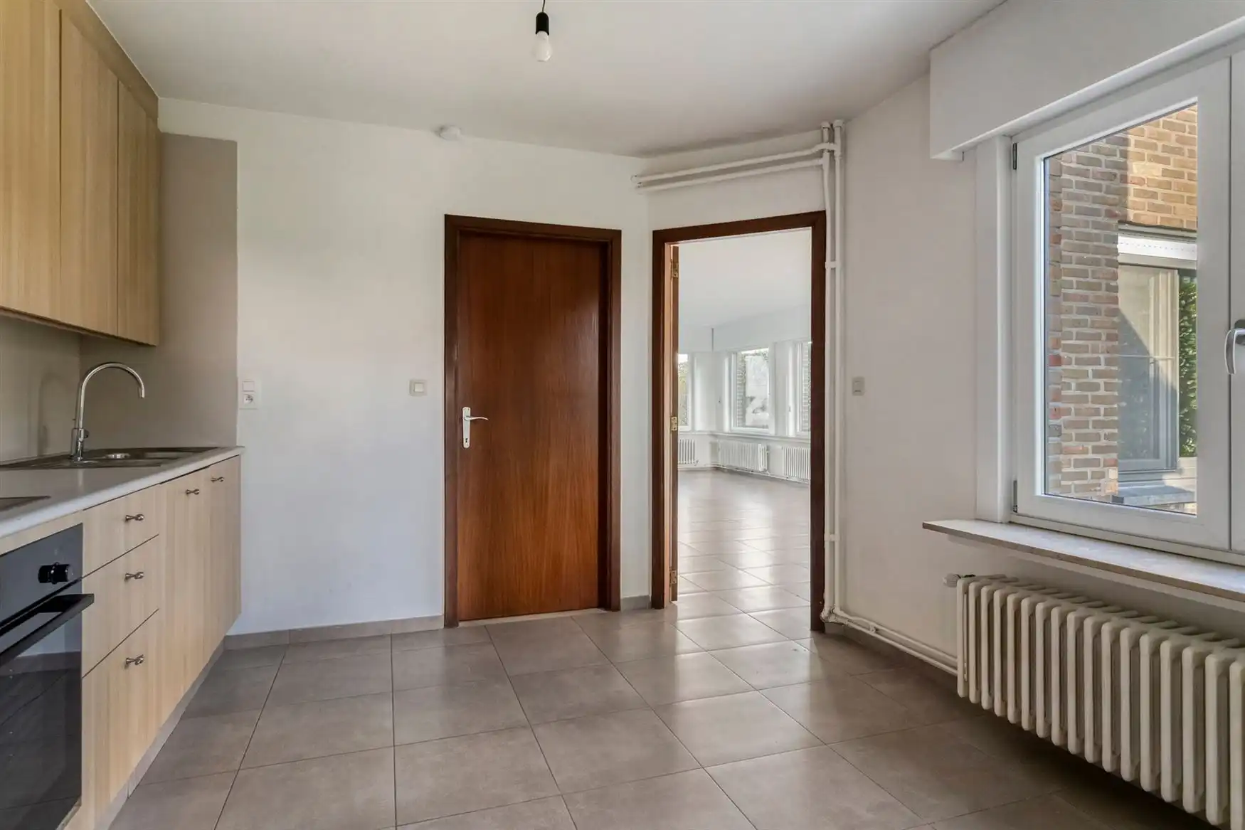 Woning gelegen in rustige, residentiële wijk foto 6