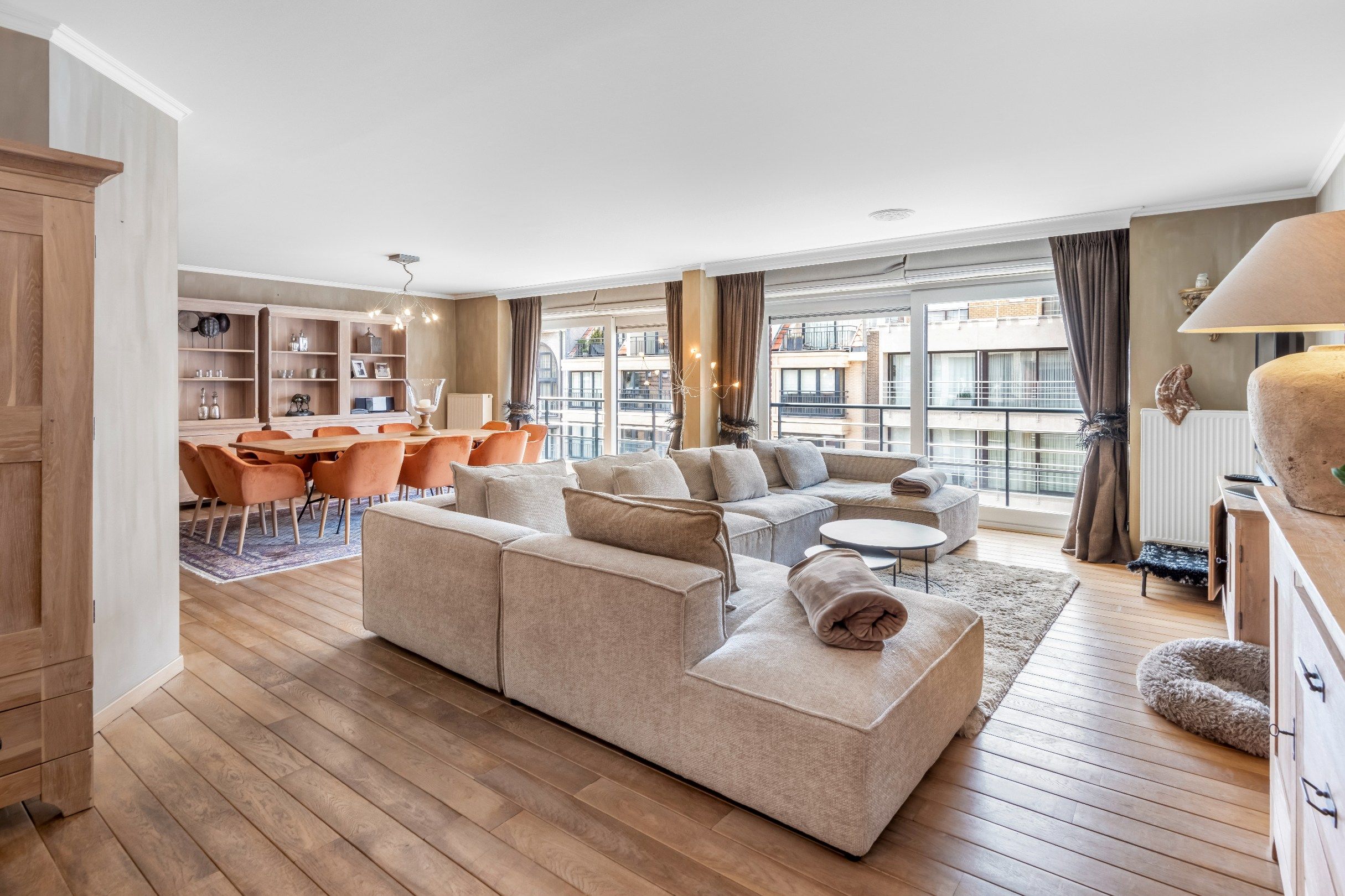 Ruim appartement met gevelbreedte van ca. 9,2 meter en zuid-west oriëntatie gelegen in het centrum foto {{pictureIndex}}