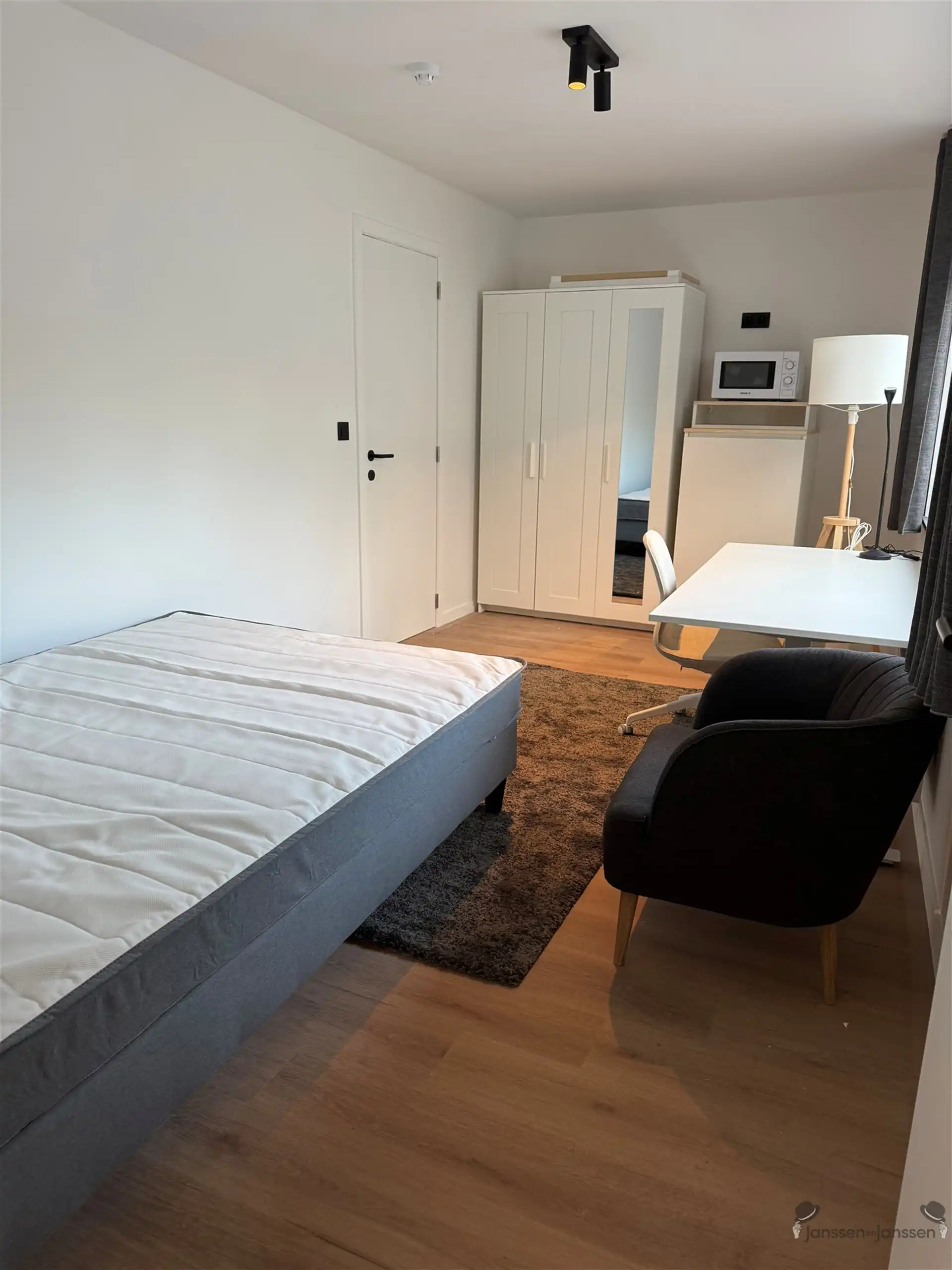 Luxe studentenkamer met eigen sanitair en toegang tot het gemeenschappelijk terras foto 3