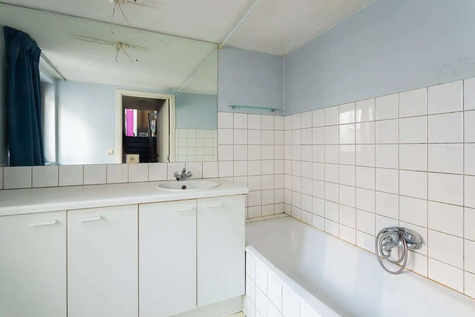 Te renoveren stadswoning met garage en tuin foto 12
