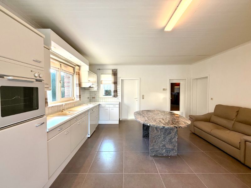 Ruime woning met 3 slaapkamers en dubbele garage foto 8