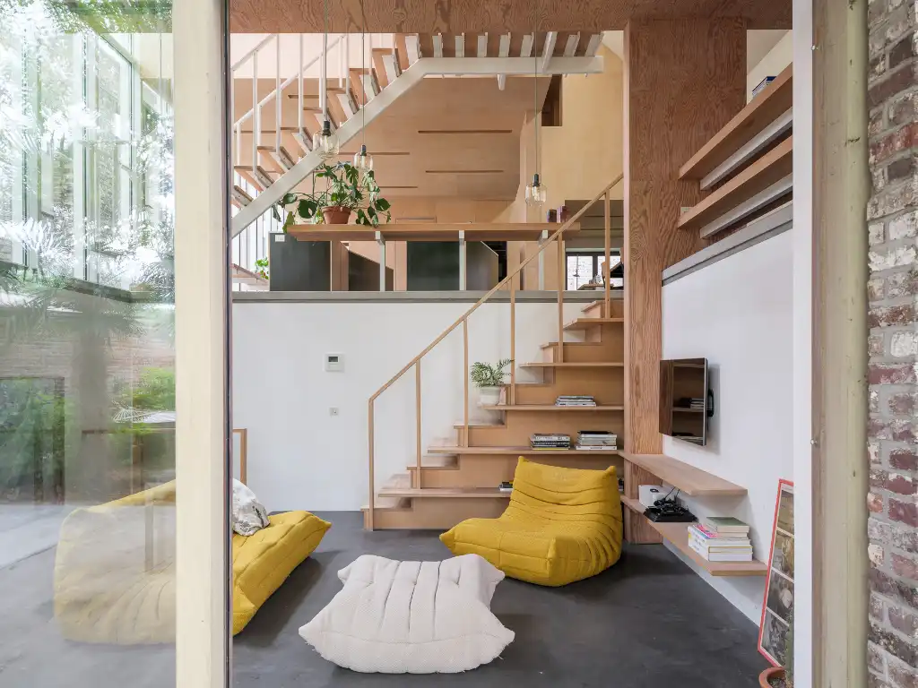 Uniek vastgoed! Exclusieve en creatieve site met twee kantoorruimtes, een polyvalent handelspand, een short-staystudio en een bijzonder architecturale split-levelwoning met ruime tuin, op een boogscheut van het stadscentrum. foto 6