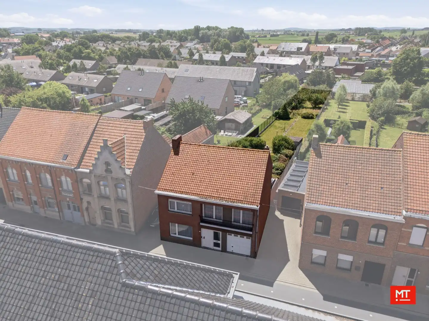 Hoofdfoto van de publicatie: Kloeke te renoveren woning met 4 slaapkamers, grote tuin en garage in het centrum van Langemark