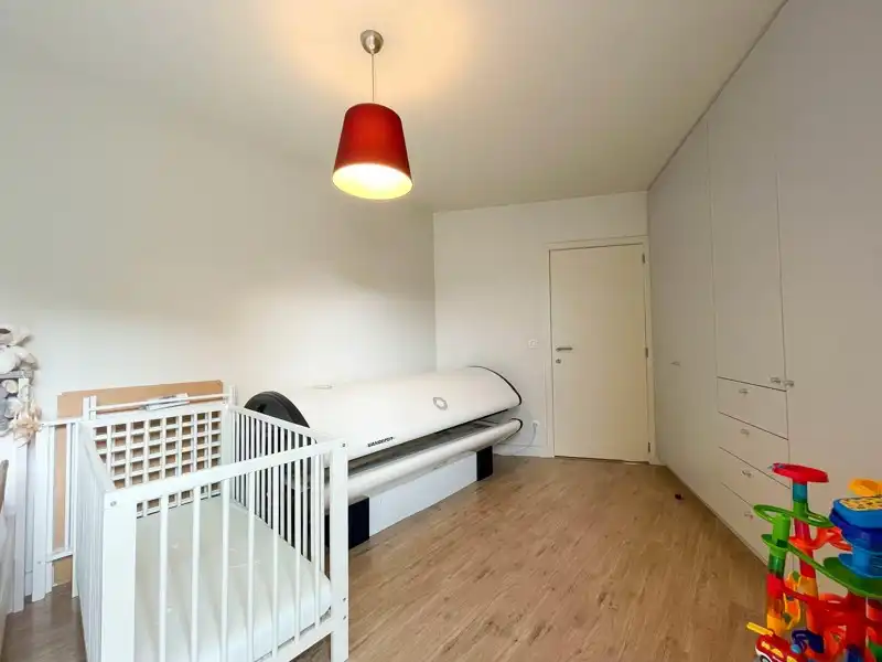 Modern appartement met 2 slaapkamers, terras en garage op centrale ligging te Wakken! foto 8