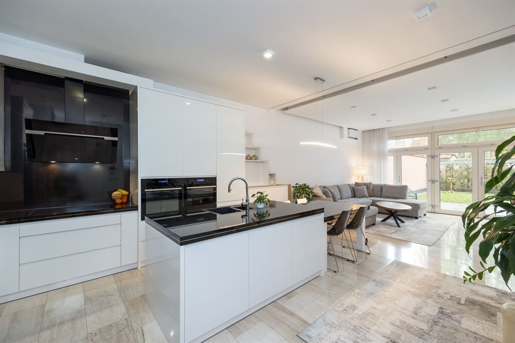 Energiezuinig gerenoveerde woning met garage foto 3