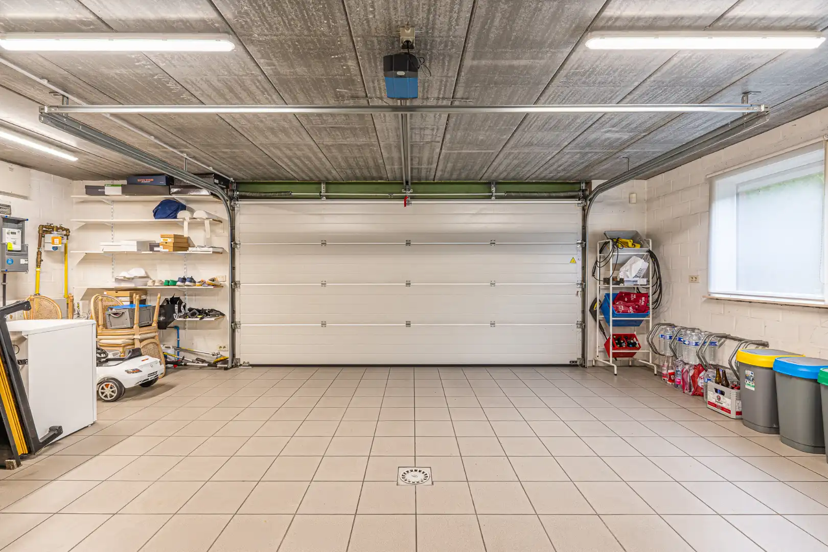 Ruime, instapklare villa met 4 slaapkamers, dubbele garage, burearuimte en aangelegde tuin op ideale ligging in Menen.  foto 9