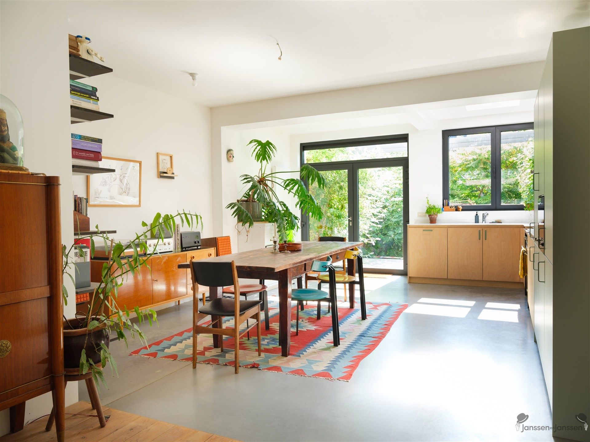 Charmant gerenoveerde woning met zonnige groene tuin foto {{pictureIndex}}