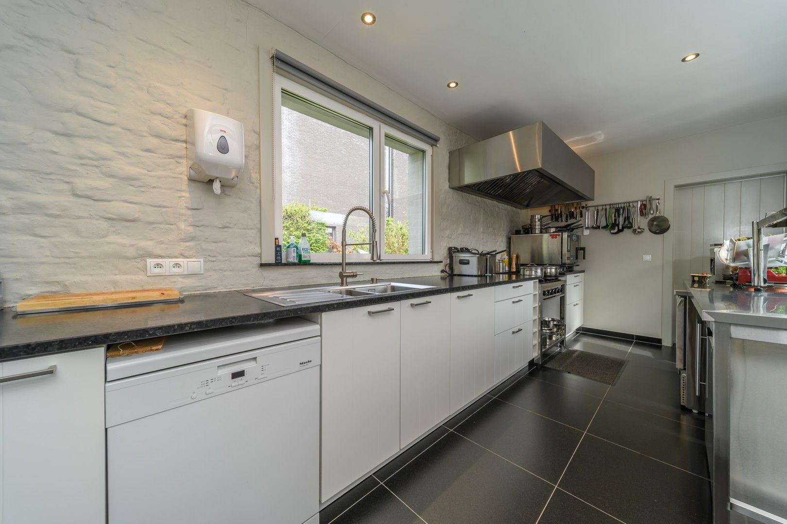 Charmant woonhuis  + achterliggend stuk bouwgrond op landelijke toplocatie foto 6