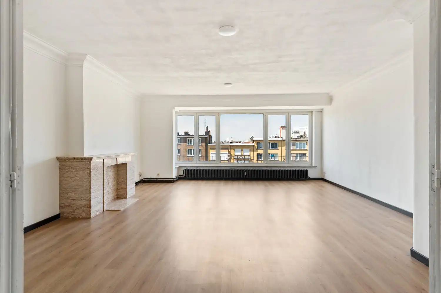 Licht op te frissen appartement met ruime living van 40 m² en nieuwe keuken foto {{pictureIndex}}