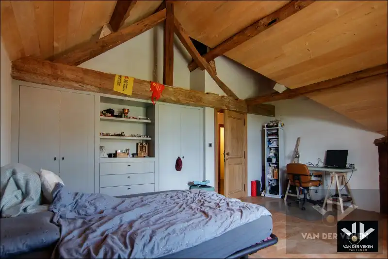 Volledig gerenoveerde, instapklare hoeve met authentieke elementen en sfeer in het hart van Haspengouw - een charmante woning én een ideale locatie om uw evenementenlocatie, B&B, kantoor, ... te vestigen! foto 20