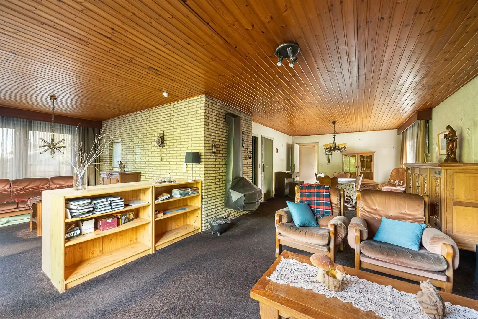 Te renoveren woning met veel potentieel! foto 3