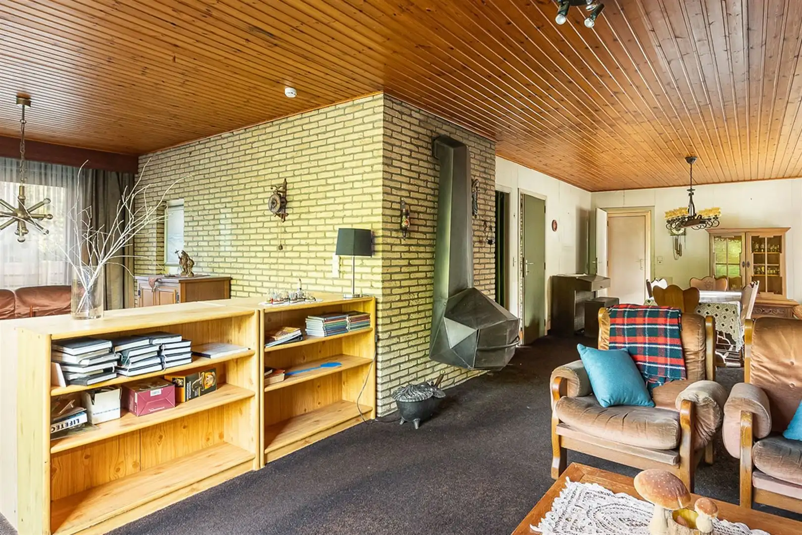 Charmante, te restaureren seventies-woning met 3 slpk. foto 3