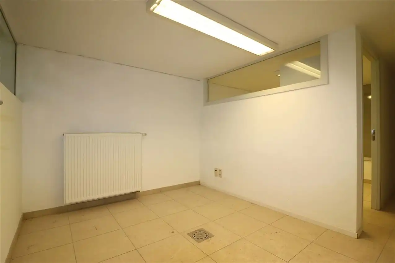 Volledig vernieuwde handelszaak op ideale locatie foto 25