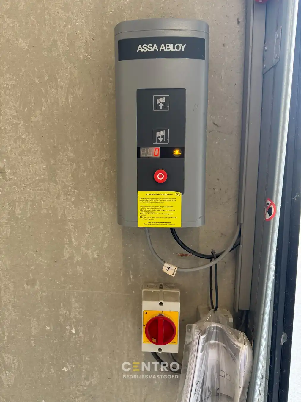 Geïsoleerde NB OPSLAGRUIMTE (±122m²) met hoge sectionaalpoort en private parking voor de deur. Op ambachtelijke zone te Maldegem. foto 7