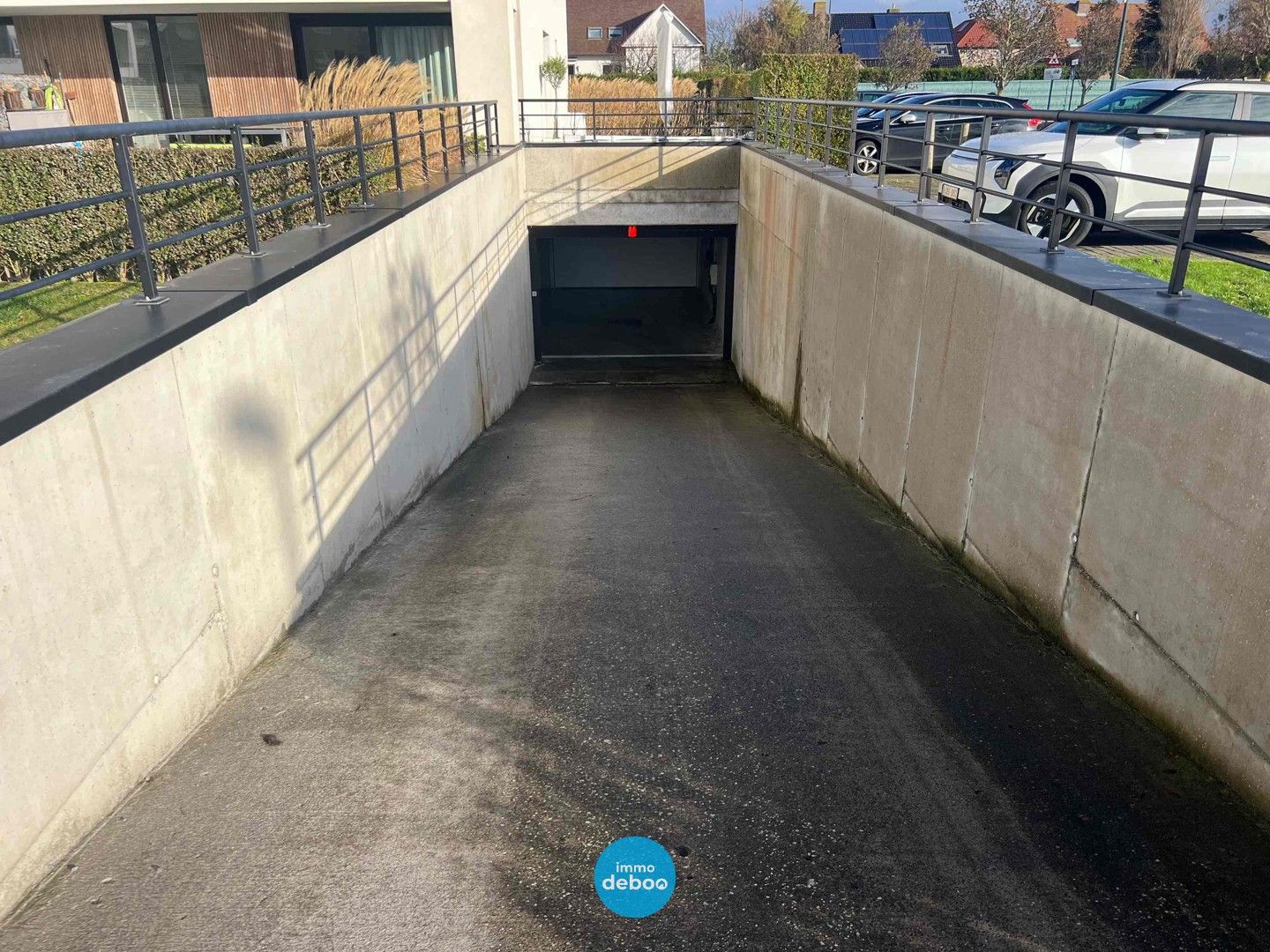 Makkelijk toegankelijke staanplaats in afgesloten residentie foto 4