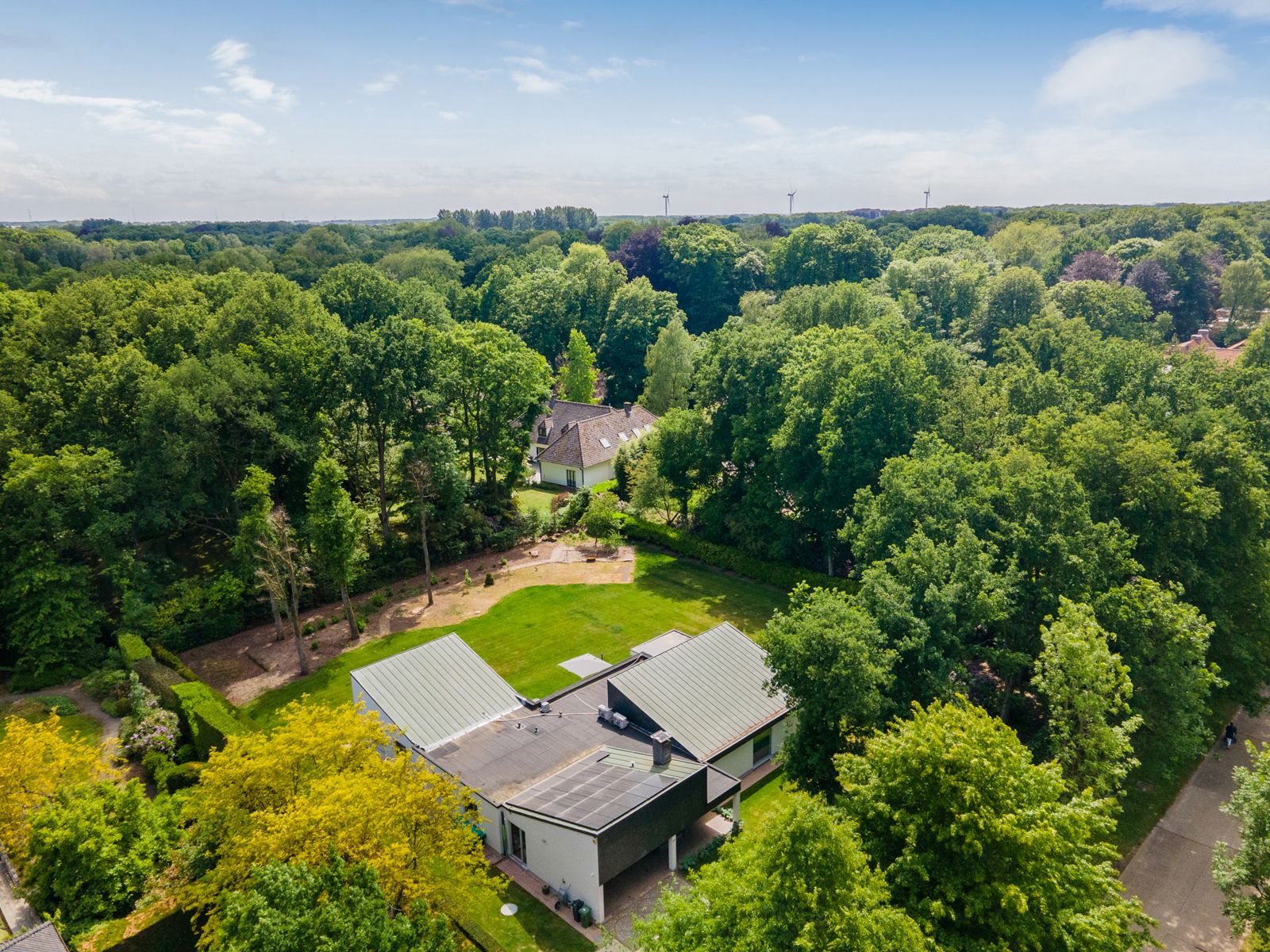 Residentiëel gelegen gelijkvloerse villa op ca. 3.008 m². foto 40