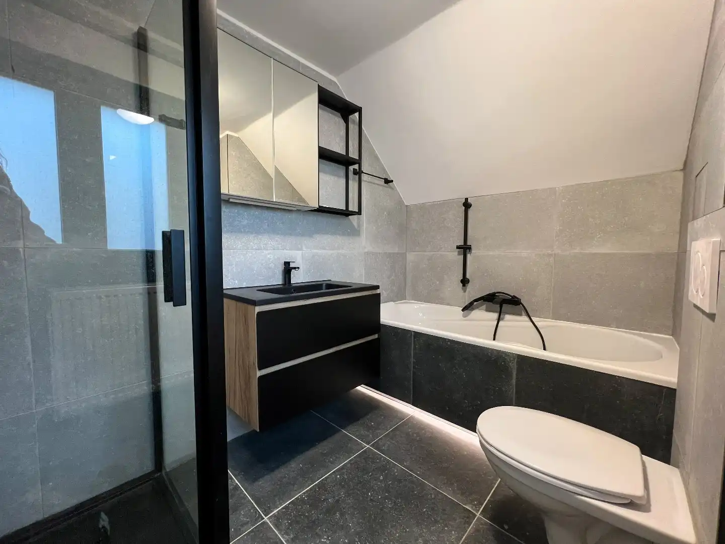 Volledig vernieuwde woning met 3 slpk. en  zuid-west gerichte tuin, goed gelegen vlakbij het commerciële centrum van Knokke en het station. foto 11