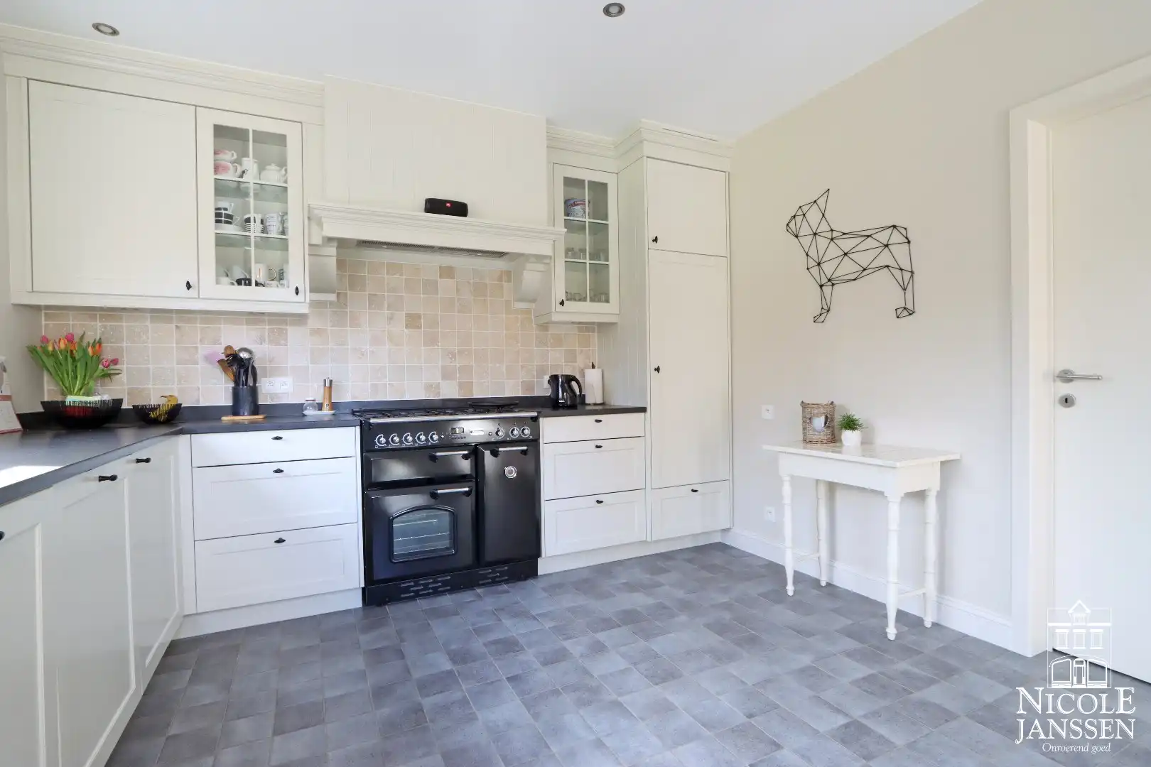 Instapklare halfvrijstaande gezinswoning met diepe tuin en ruime carport foto 9