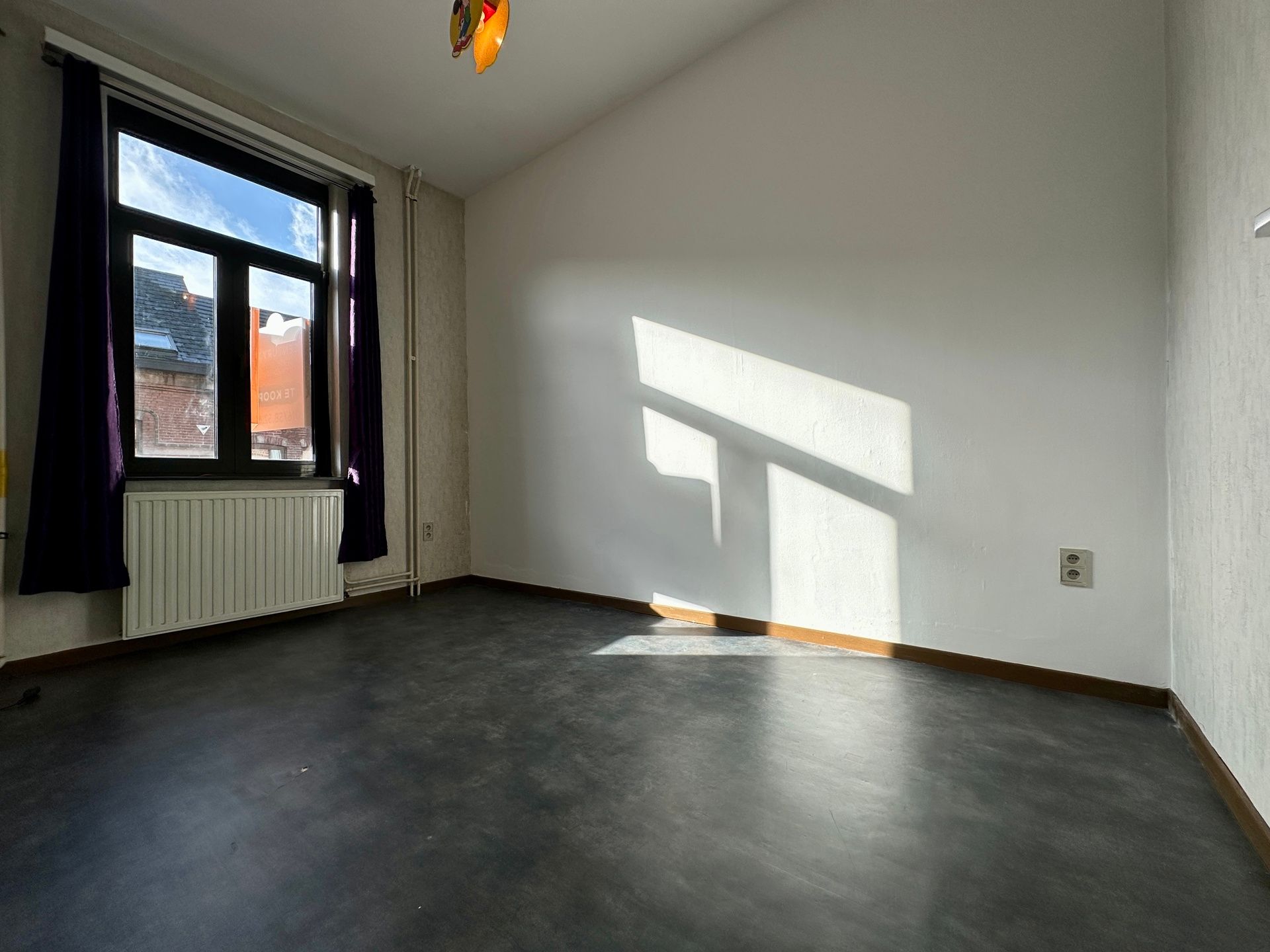 Centraal gelegen, op te knappen woning met koer foto 10