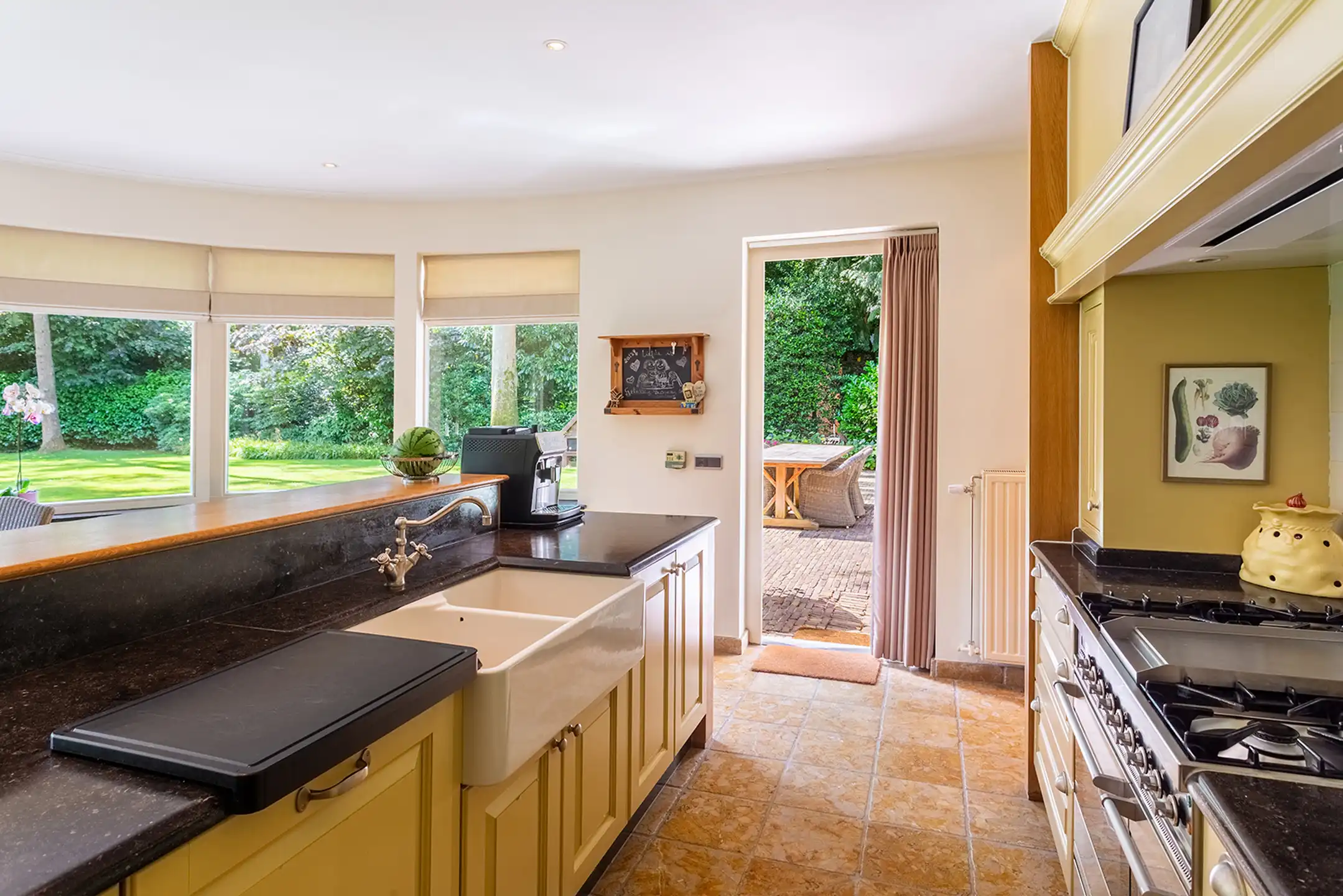 Charmante klasse-villa met rieten dak in bosrijke omgeving foto 16