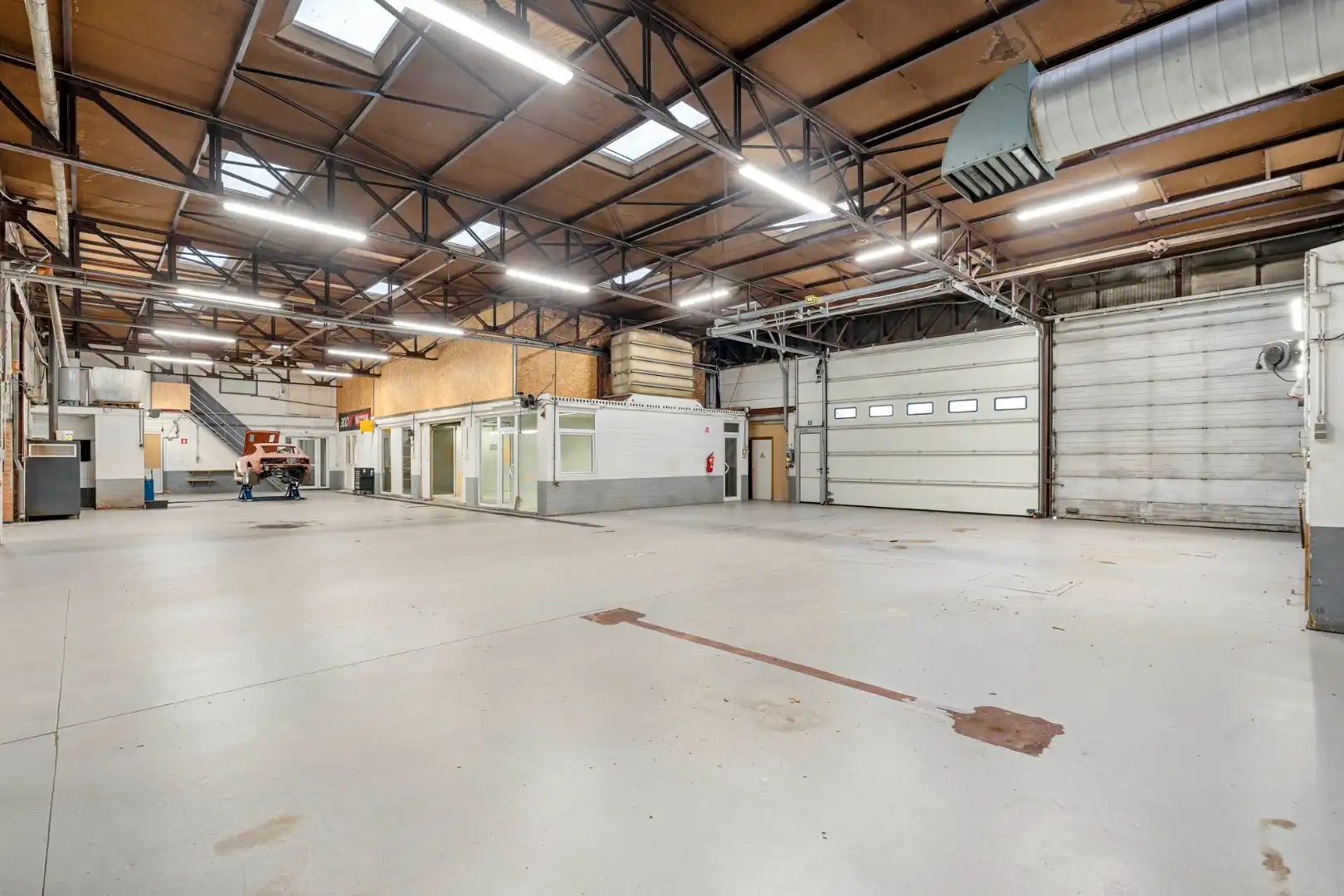 Bedrijfsgebouw met kantoren, magazijnen en woonst - groot 2580 m² foto 15