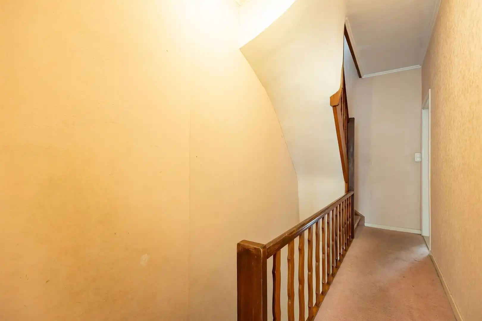 Ruime gezinswoning met zonnige tuin en renovatiepotentieel foto 18