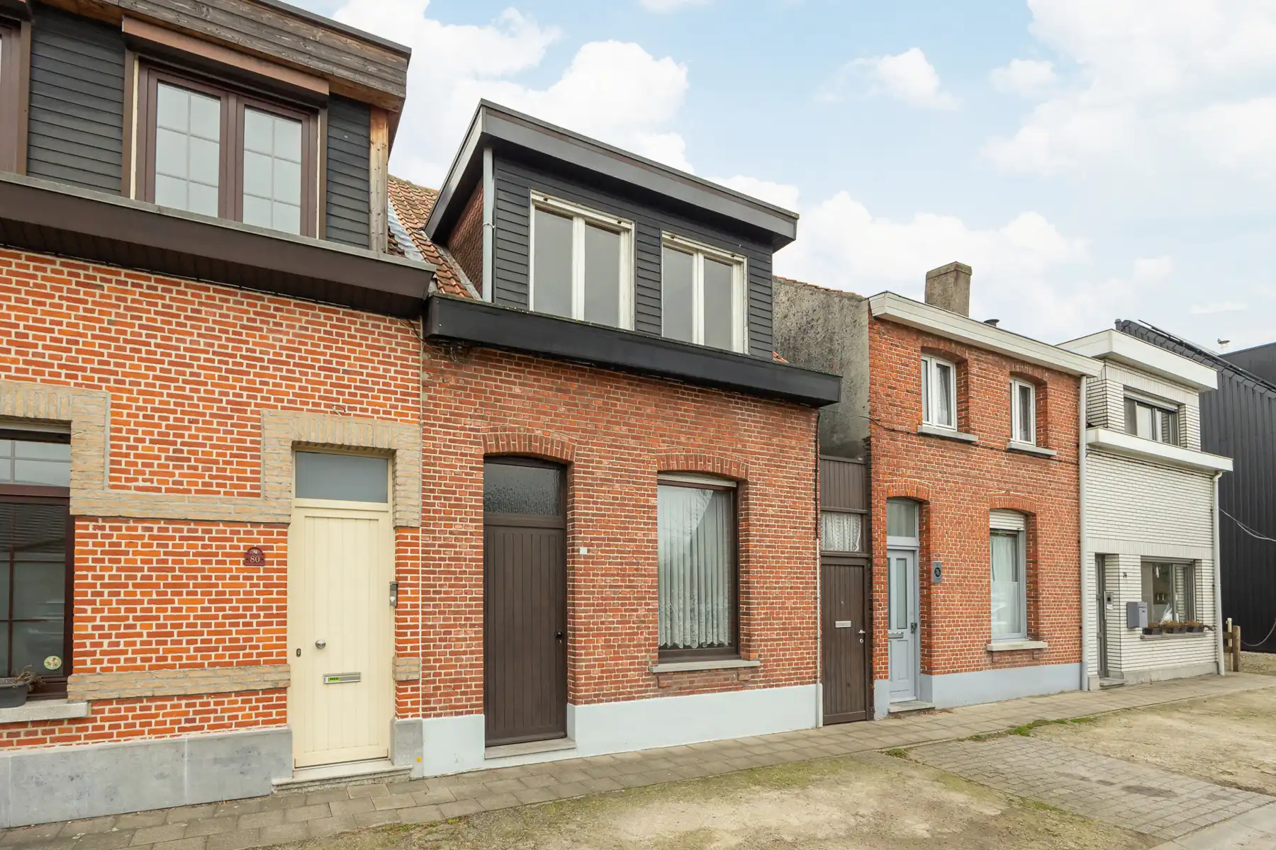 Hoofdfoto van de publicatie: Te renoveren EGW met 2 slk, diepe tuin en fietsgang op 405m²