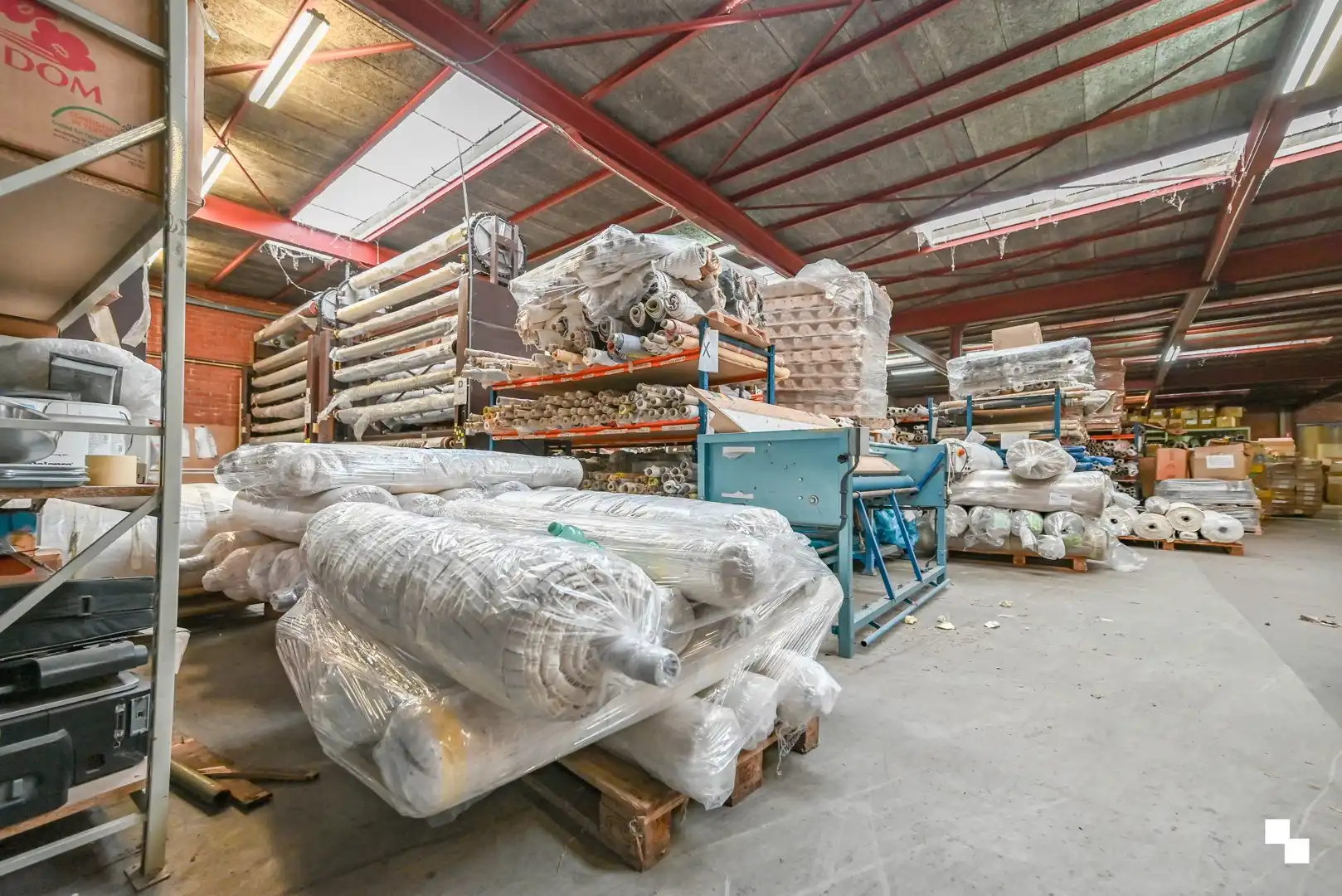 Ruim magazijn / bedrijfsruimte van ca. 1470 m² te Ingelmunster foto 2
