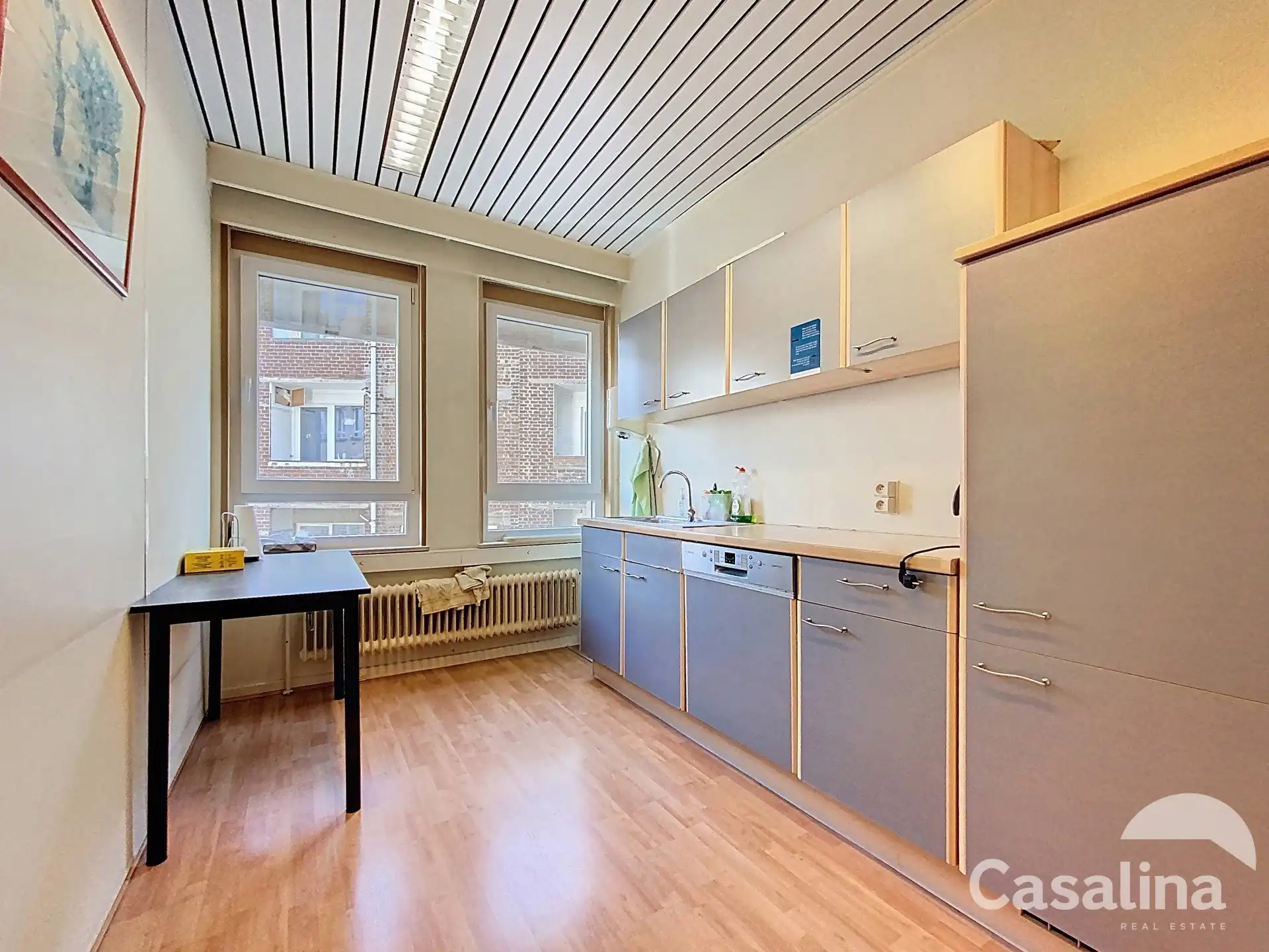 Ruime kantoorruimtes van 564 m², ideaal gelegen met parkings foto 14