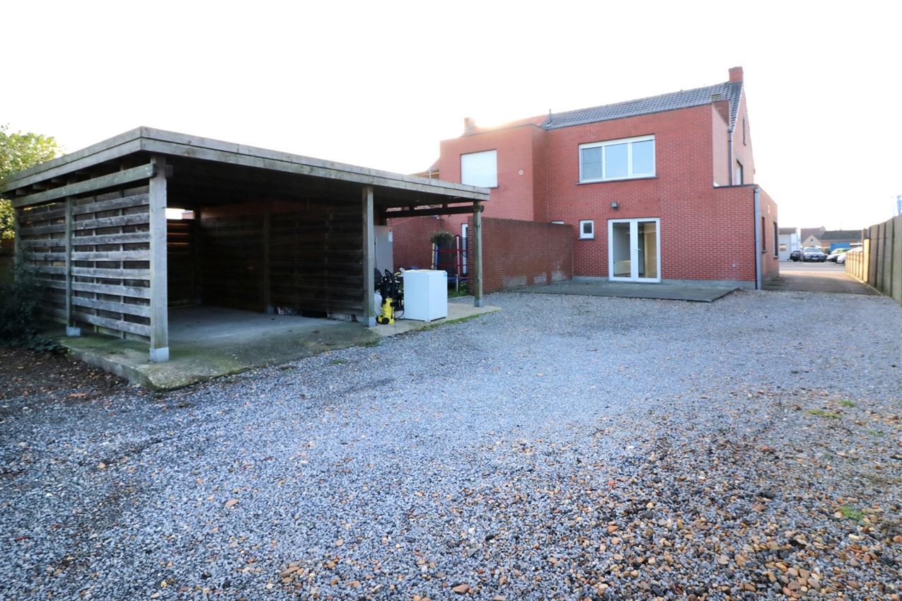 Woning met 2 slpk, terras, autostaanplaats onder de carport foto 28