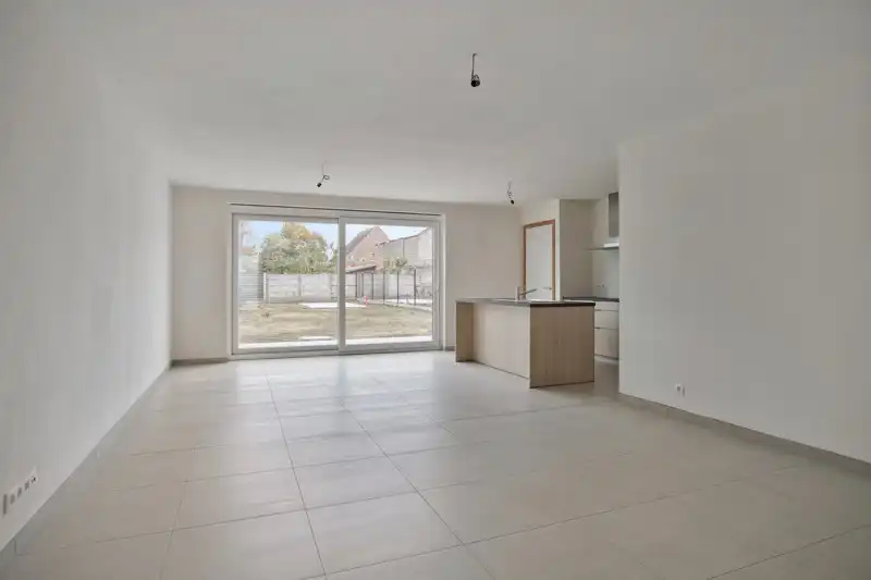 Prachtige, verrassend ruime nieuwbouwwoning met 3 slaapkamers én inpandige garage te koop in Dentergem! foto 3